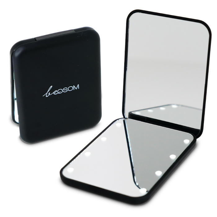 Kompaktinis veidrodelis su apsvietimu Be Osom BEOSOML2307MR veikia su baterijomis